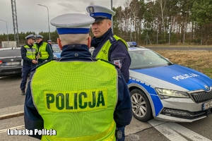 mundurowi rozmawiają na parkingu