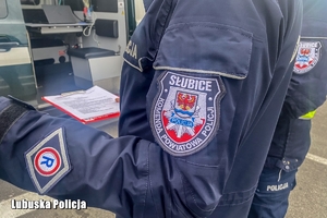 Emblemat słubickiej policji, na kurtce policjanta