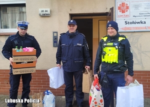 policjanci z paczkami