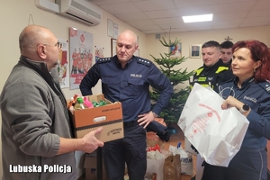 policjanci przekazują paczki