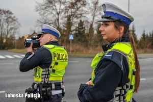 policjant kontroluje prędkość pojazdów