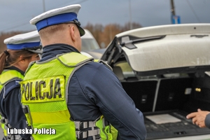 policjanci podczas kontroli drogowej