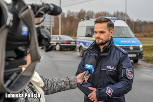 policjant udziela wywiadu