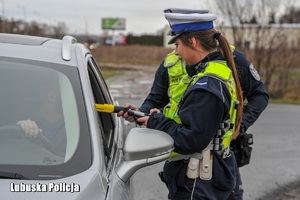 policjantka kontroluje trzeźwość kierowcy