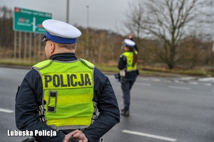 policjanci na drodze