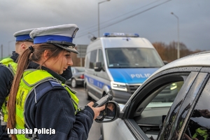 policjanci podczas kontroli drogowej