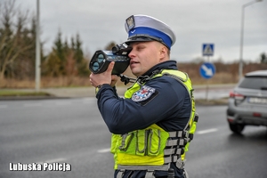 policjant kontroluje prędkość pojazdów