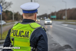 policjant obserwuje ruch pojazdów