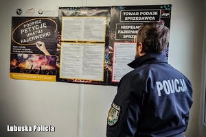 policjant sprawdza informacje o fajerwerkach