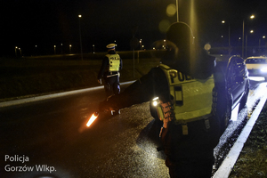 Policjanci kontrolują stan trzeźwości kierujących