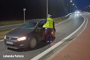 policjanci sprawdzają trzeźwość kierowców