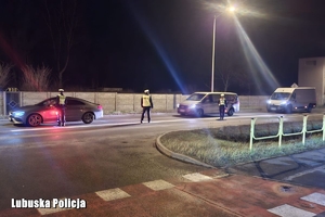 policjanci sprawdzają trzeźwość kierowców