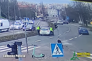 Policjanci pomagają kierującej