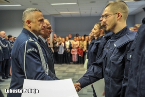 Komendant Wojewódzki gratuluje policjantowi