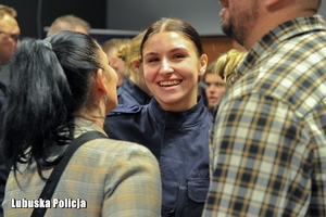 Policjantka podczas ślubowania wraz osobami towarzyszącym