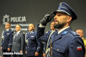 Policjant salutuje