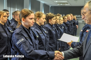 Wojewoda gratuluje policjantce