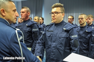 Policjant odbiera gratulacje