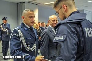 Komendant Wojewódzki gratuluje policjantowi