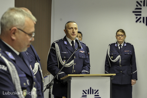 Policjant przemawia do zebranych osób