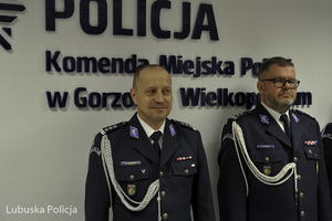 Policjanci na tle napis &quot; POLICJA&quot;