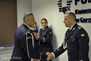 Policjanci podają sobie rękę