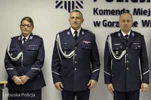 Policjanci na tle napisu Komenda Miejska Policji w Gorzowie Wielkopolskim