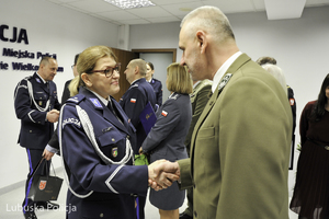 Komendant odbiera gratulacje