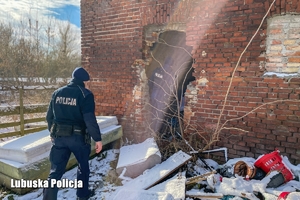 Policjanci kontrolują pustostany