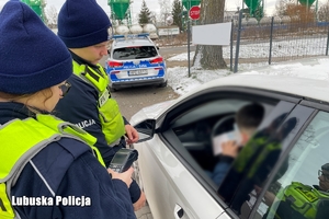 Policjanci w trakcie kontroli drogowej