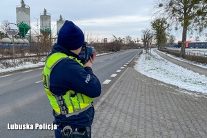 Policjant kontroluję prędkość kierujących