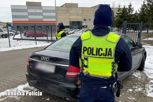 Policjanci w trakcie kontroli drogowej