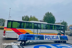 Radiowóz, w tle widoczny autobus