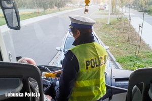 Policjantka sprawdza stan trzeźwości kierowcy