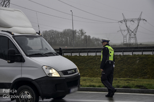 Policjant kontroluje pojazd