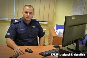 Policjant przed komputerem