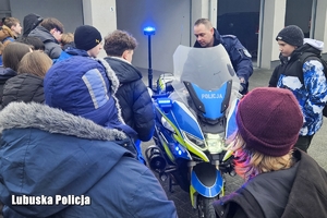 Policjant prezentuje motocykl służbowy