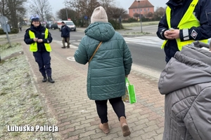 Policjanci rozmawiają z seniorami