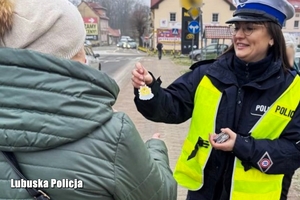 Policjanci rozmawiają z seniorami