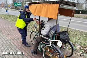 Policjanci rozmawiają z seniorami