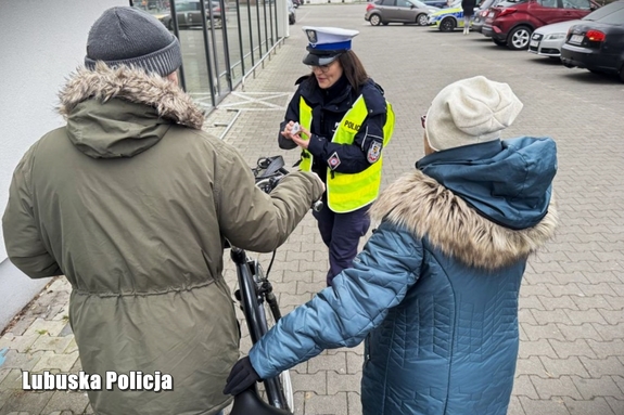 Policjanci rozmawiają z seniorami