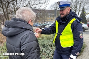 Policjanci rozmawiają z seniorami