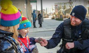 Policjant w trakcie Wielkiej Orkiestry Świątecznej Pomocy