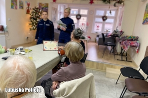 Policjanci na spotkaniu z seniorami