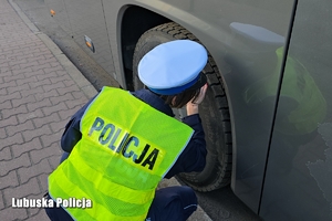 Policjantka kontroluje autokar