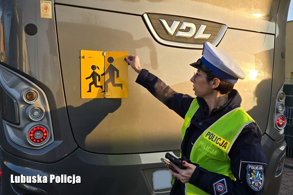 Policjantka kontroluje autokar