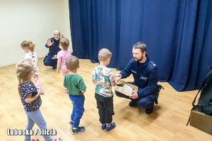 Policjanci rozmawiają z dziećmi