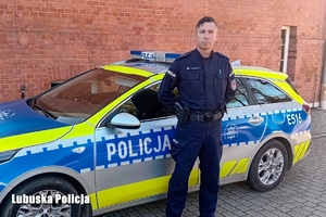 Policjant na tle radiowozu