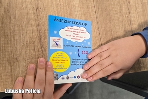 Dziecko trzyma grafikę infomacyjna