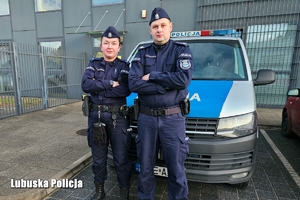 Policjanci na tle radiowozu